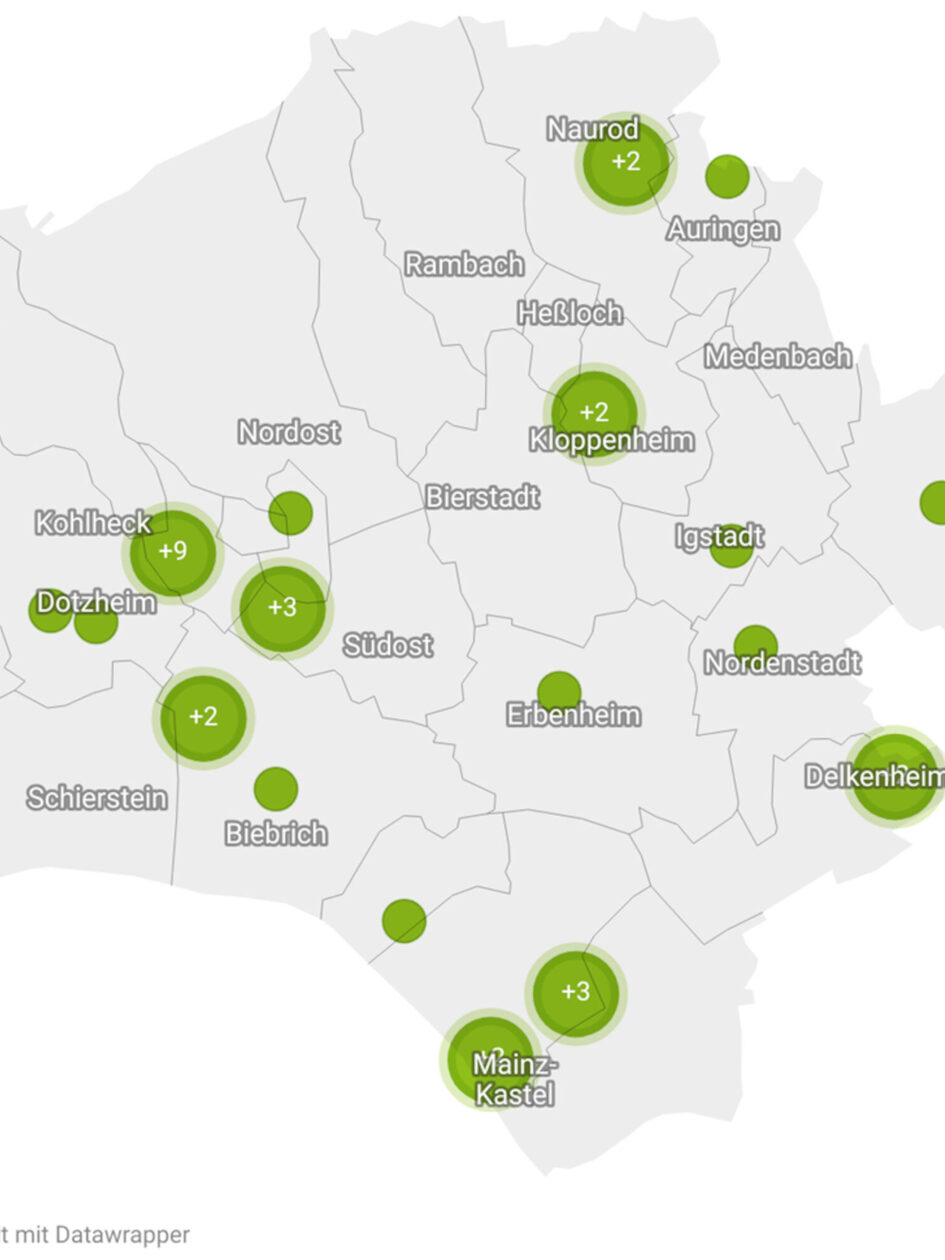 Auf einer Karte der Stadt Wiesbaden sind mit grünen Kreisen Orte markiert. Dort sind Plätze für Jugendliche umgesetzt worden.