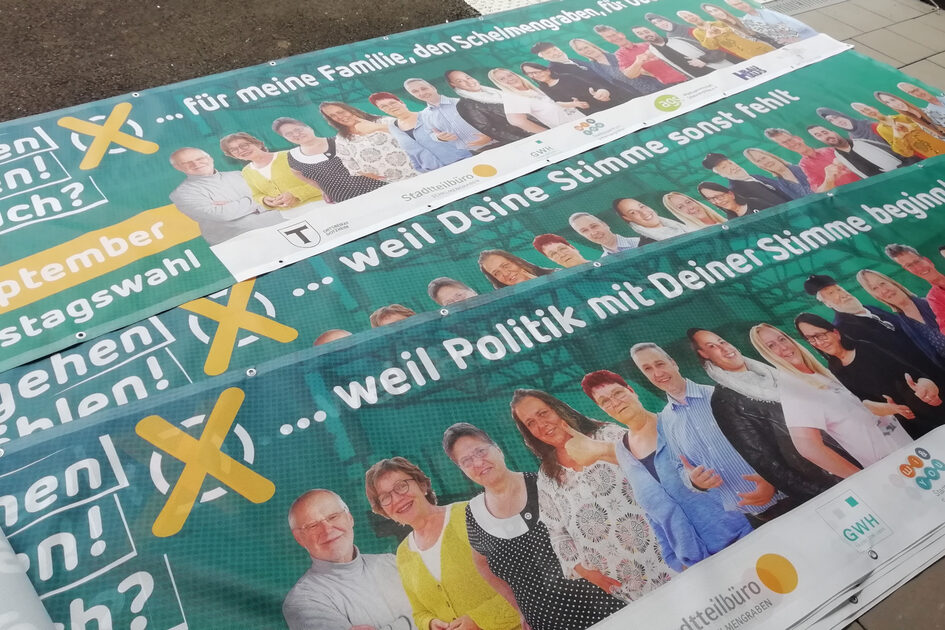 Es sind drei Banner zu sehen, die zum Wählen auffordern.