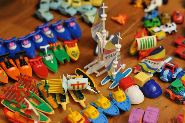 Viele kleine Plastikboote