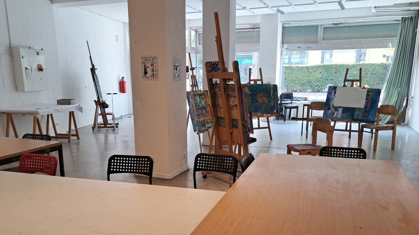 Una sala con tavoli e cavalletti