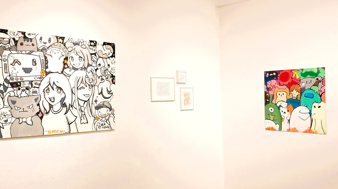 Ein heller Raum  ist zu sehen. An der Wand sind zwei Kunstwerke zu sehen.