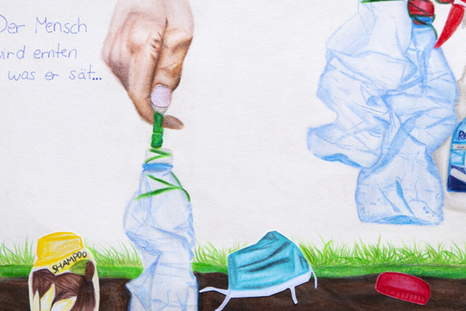 Auf einer Zeichnung zeigt eine Hand von oben auf eine zerknautschte Plastikflasche auf Rasen. Weitere Plastikflaschen stehen am Rand. Links oben steht: "Der Mensch wird ernten, was er sät..."