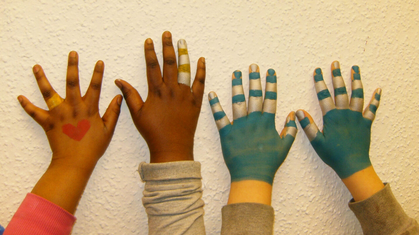 Vier bemalte Kinderhände