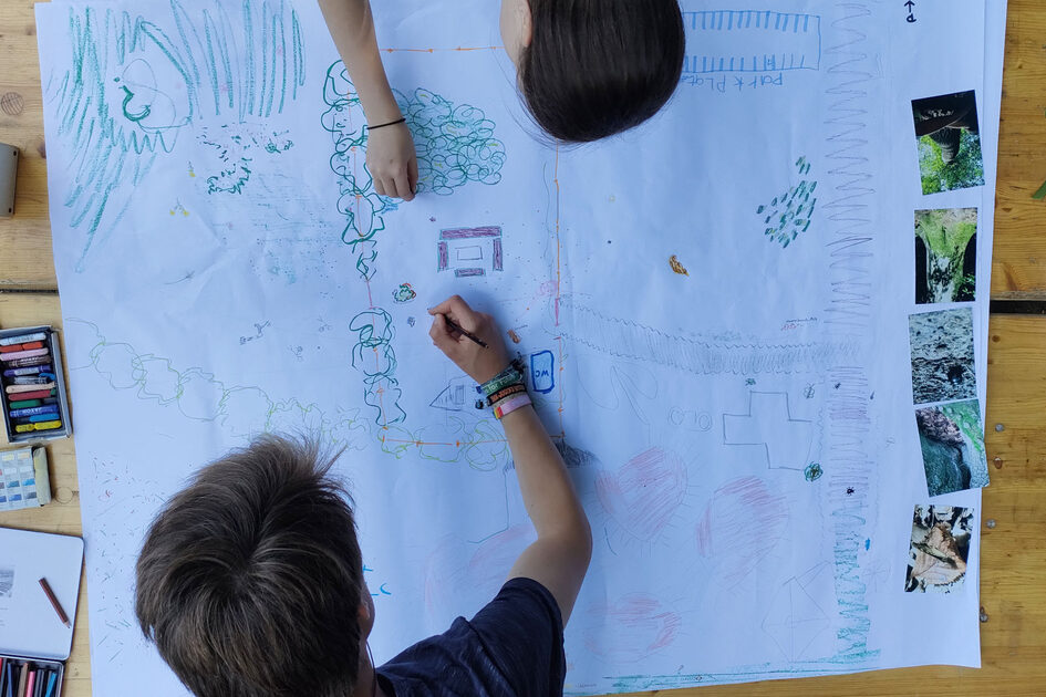 Zwei Menschen zeichnen einen Plan.