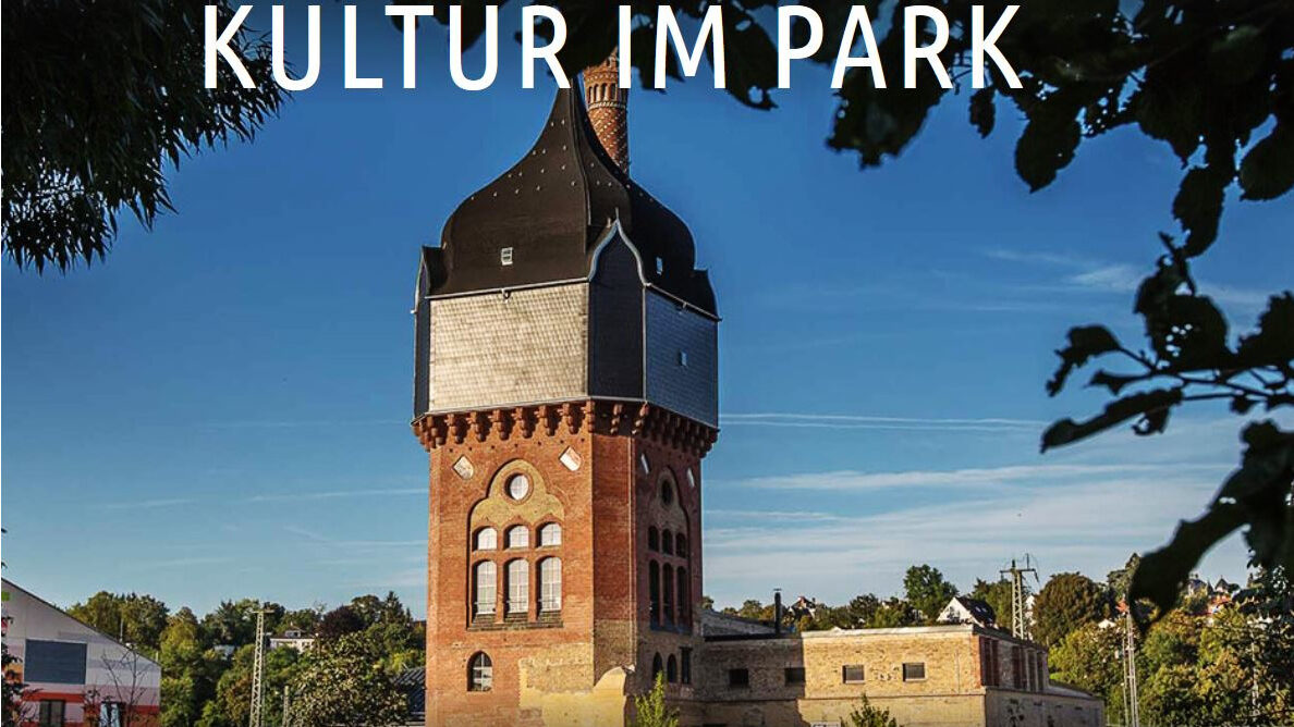 Der Backstein-Turm vom Schlachthof ist vor blauem Himmel zu sehen.