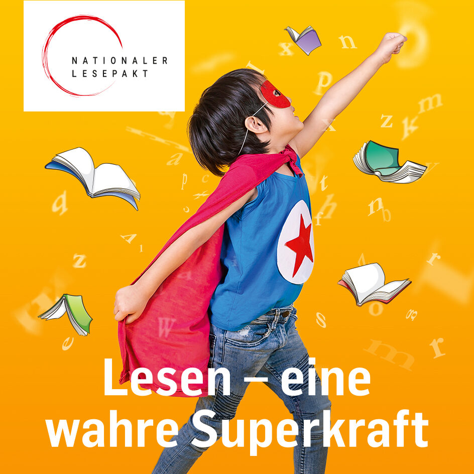Junge im Superheldenkostüm, dazu der Satz "Lesen - eine wahre Superkraft"
