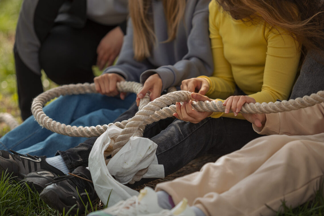 Kinder halten ein Tau in der Hand.