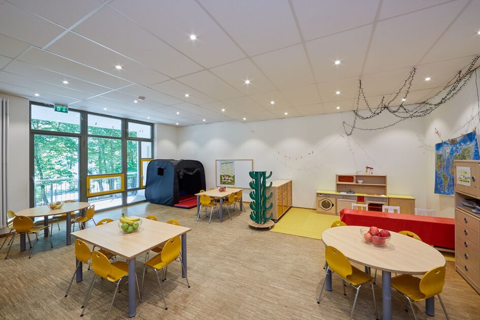 Spielraum mit Tischen und Stühlen