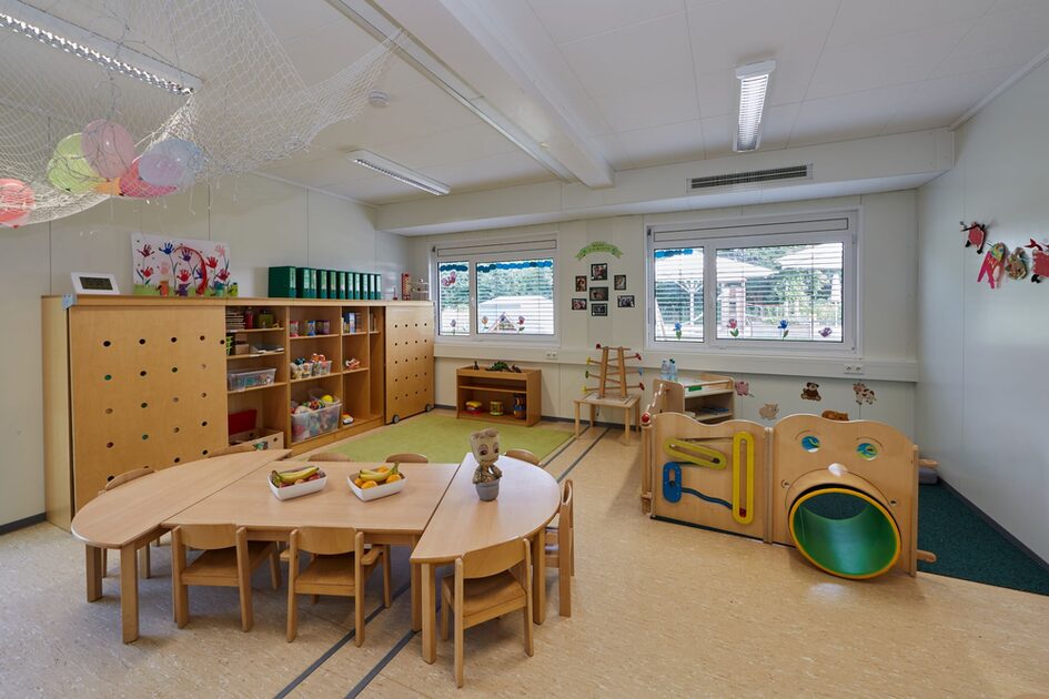 A group room with play element and tables