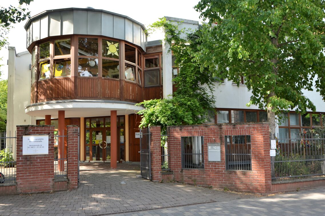 Das Hoftor mit dem Gebäude der Kindertagesstätte