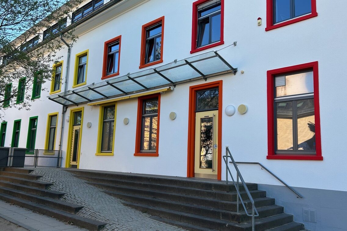 Das Gebäude der Kindertagesstätte mit einer Treppe zum Eingang