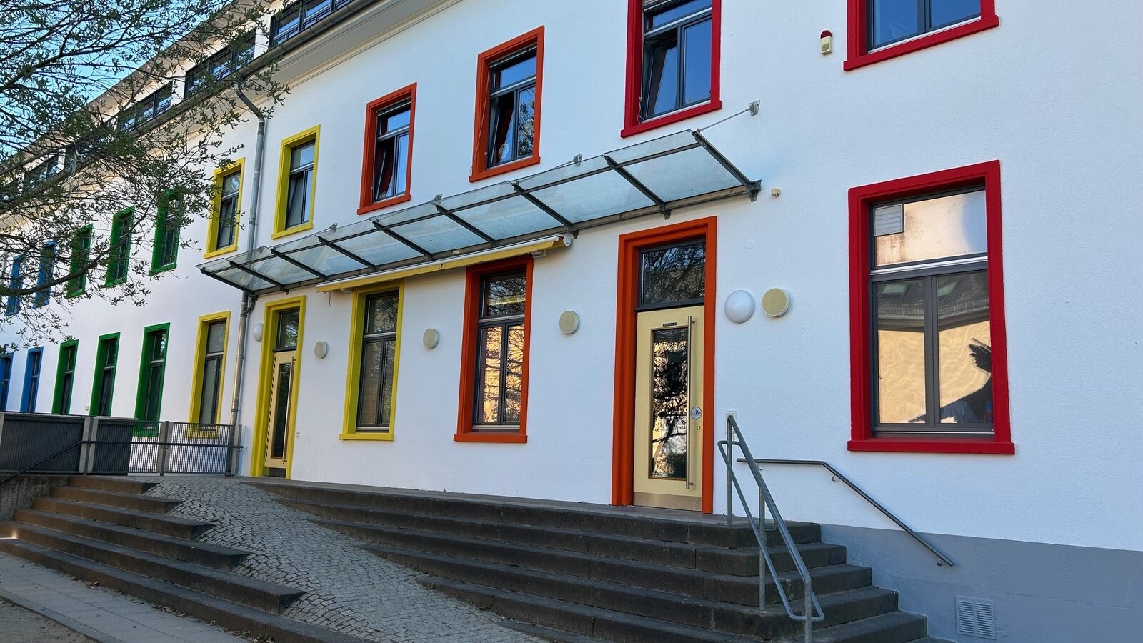 Das Gebäude der Kindertagesstätte mit einer Treppe zum Eingang