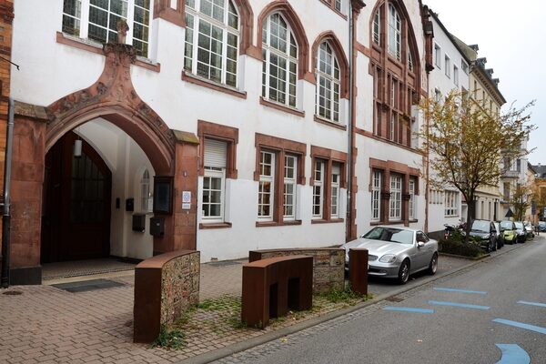 Der Eingangsbereich der Kindertagesstätte. Durch eine große Toreinfahrt kommt man an das Gebäude