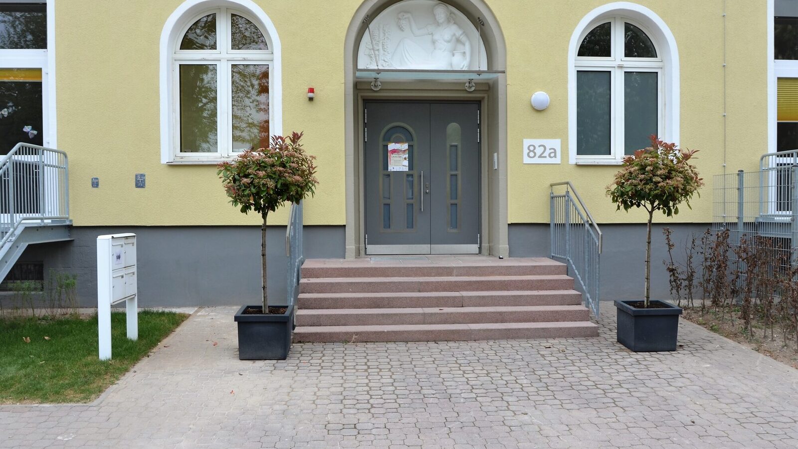 Die Treppe zur Tür der Kindertagesstätte