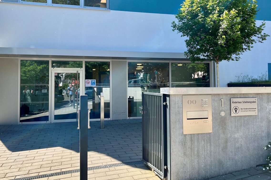 Der Eingang der Kindertagesstätte mit einem Baum auf der rechten Seite