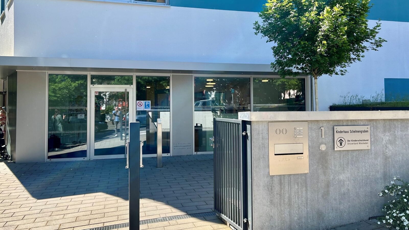 Der Eingang der Kindertagesstätte mit einem Baum auf der rechten Seite