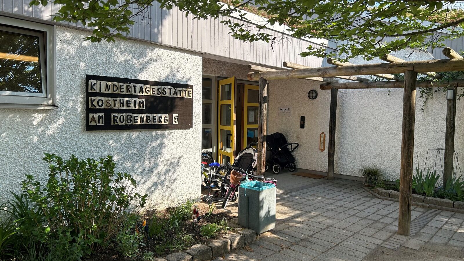 The building with a mosaic of the daycare center's name