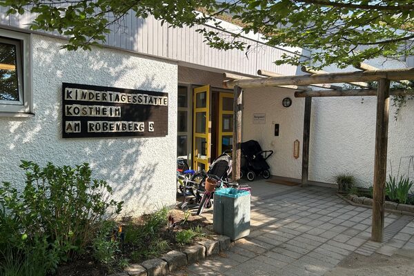 Das Gebäude mit einem Mosaik des Namens der Kindertagesstätte