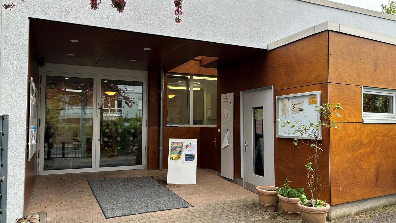 Gabäude der Kindertagesstätte mit dem Hauoteingang