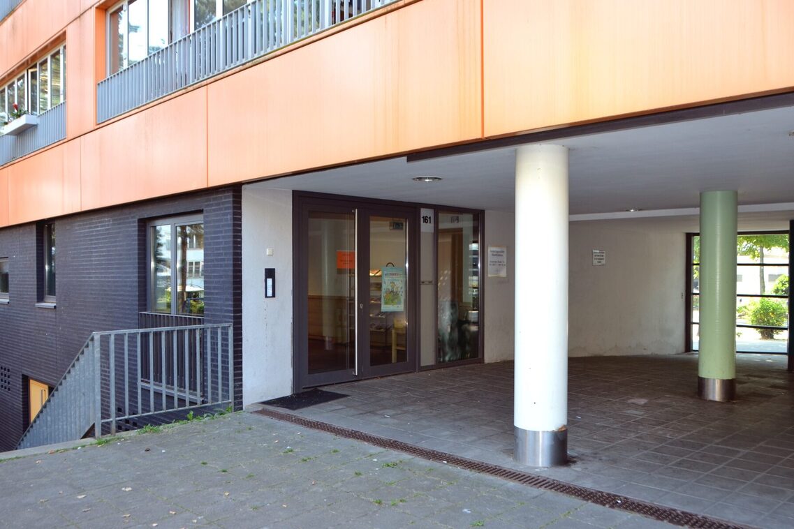 Der Eingangsbereich der Kindertagesstätte befindet sich unter einem Überdachten Durchgang.