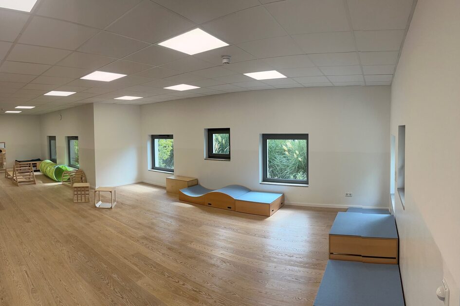 В салона има оборудване за балансиране и катерене. На заден план на стената виси огледало.