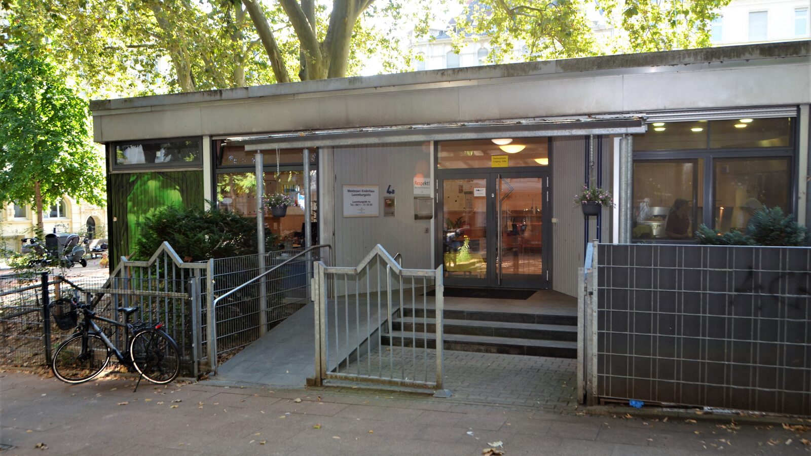The entrance area of the daycare center with a small staircase and a ramp