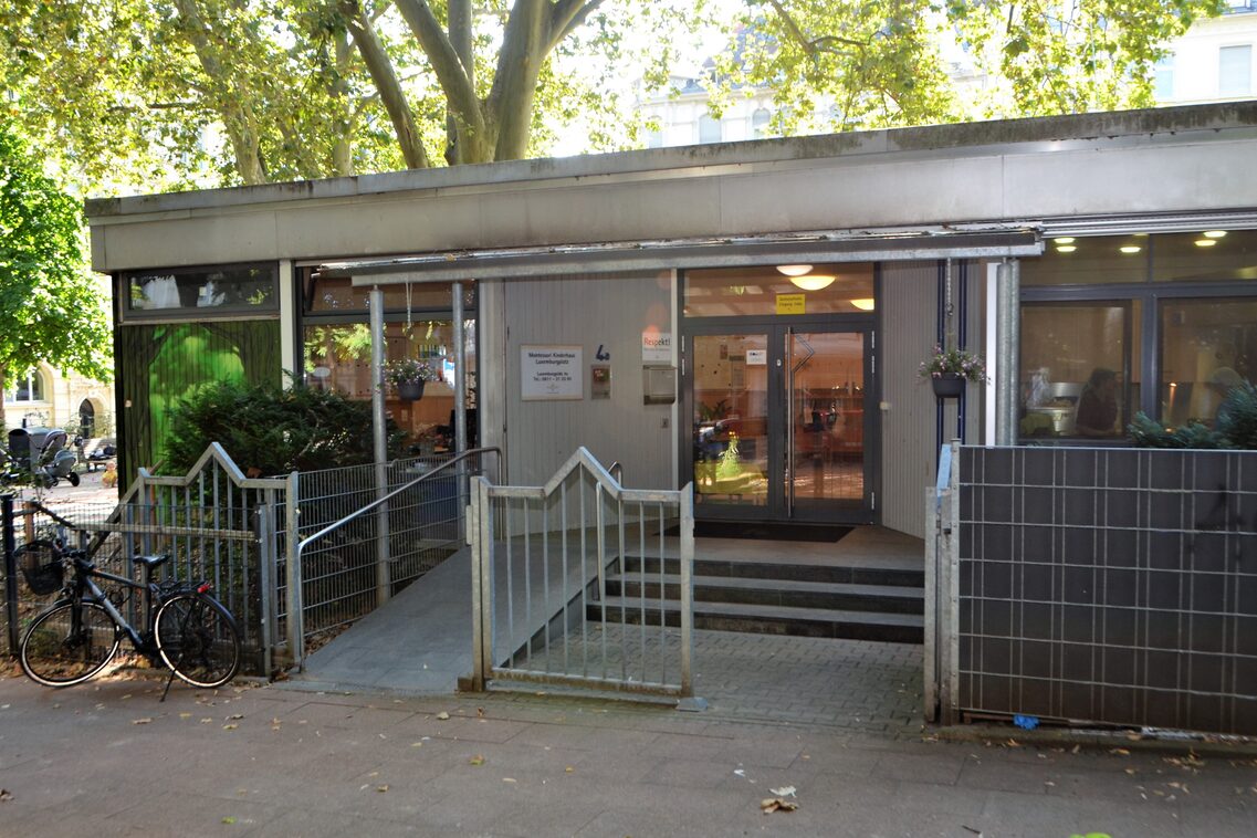 Der Eingangsbereich der Kindertagesstätte mit einer kleine Treppe und einer Rampe