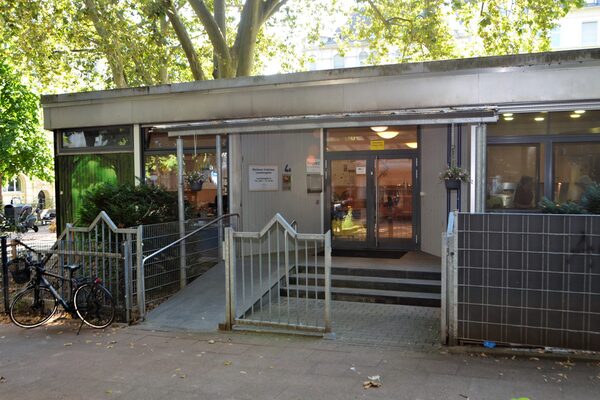 Ο χώρος εισόδου του παιδικού σταθμού με μια μικρή σκάλα και μια ράμπα