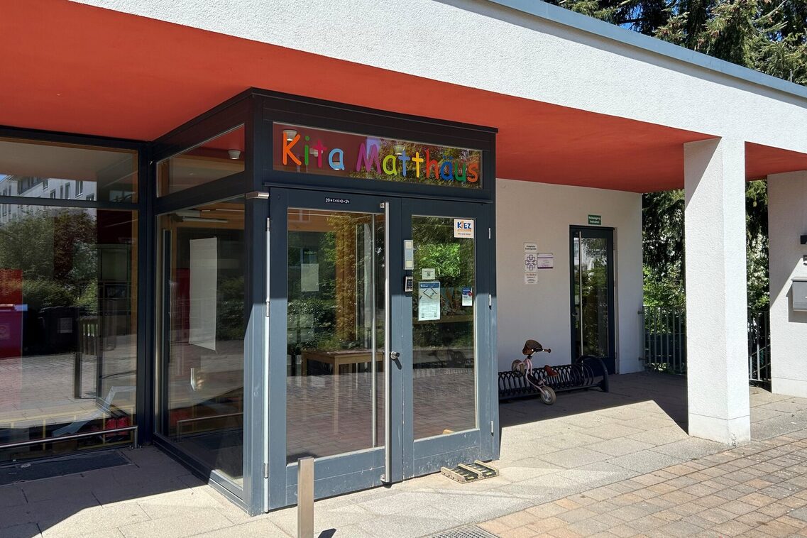 Der Eingang der Kindertagesstätte - am oberen Fenster der Tür steht der Schriftzug Kita Matthäus