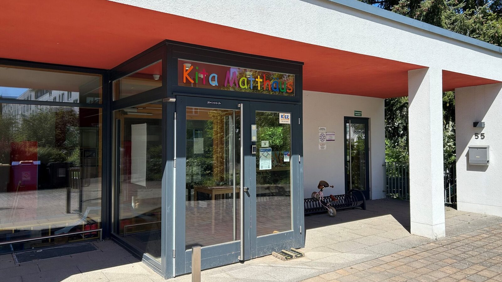 The entrance to the daycare center - the lettering Kita Matthäus is on the upper window of the door