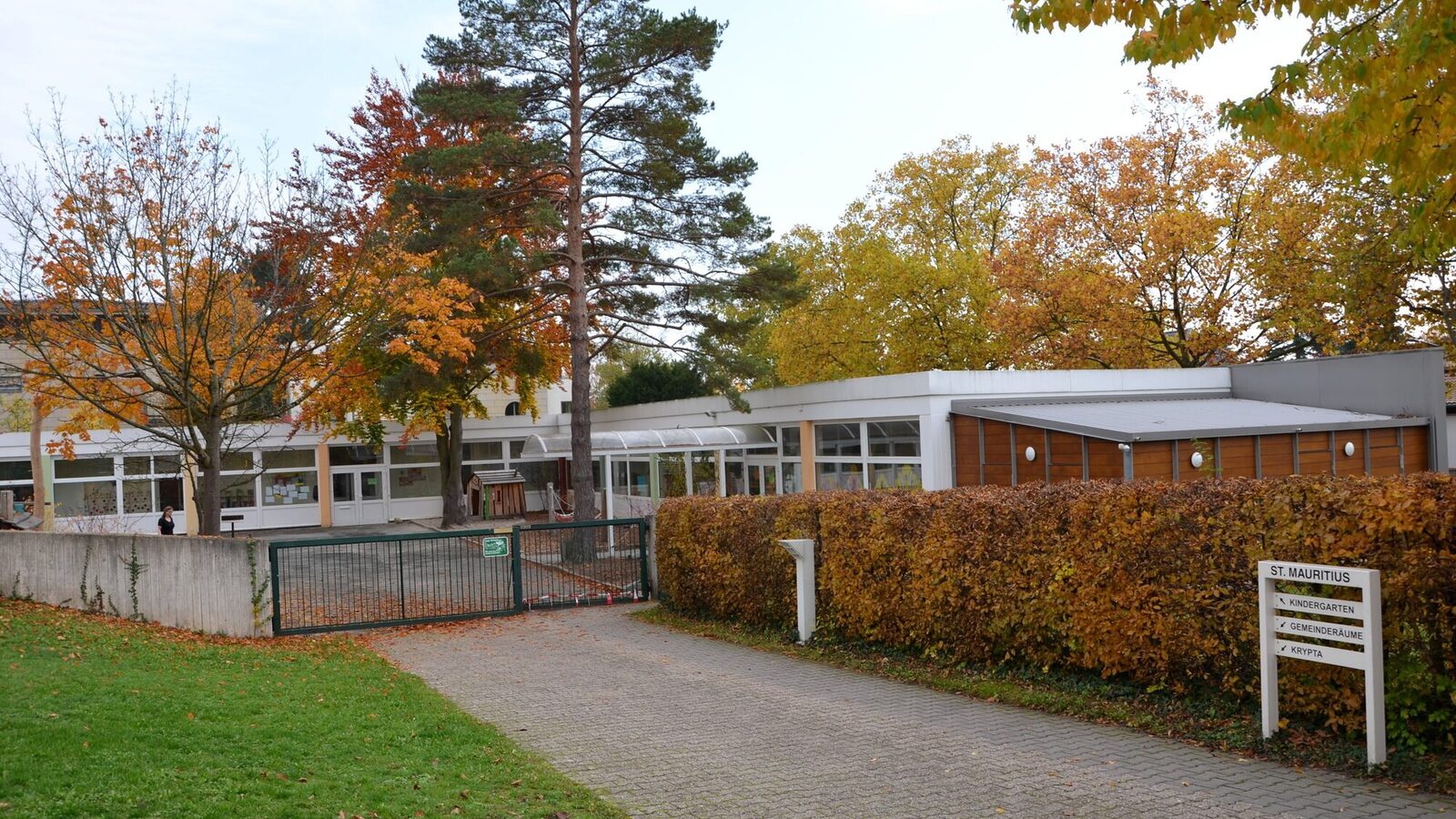 Zugang zur Kindertagesstätte mit dem Gebäude im Hintergrund