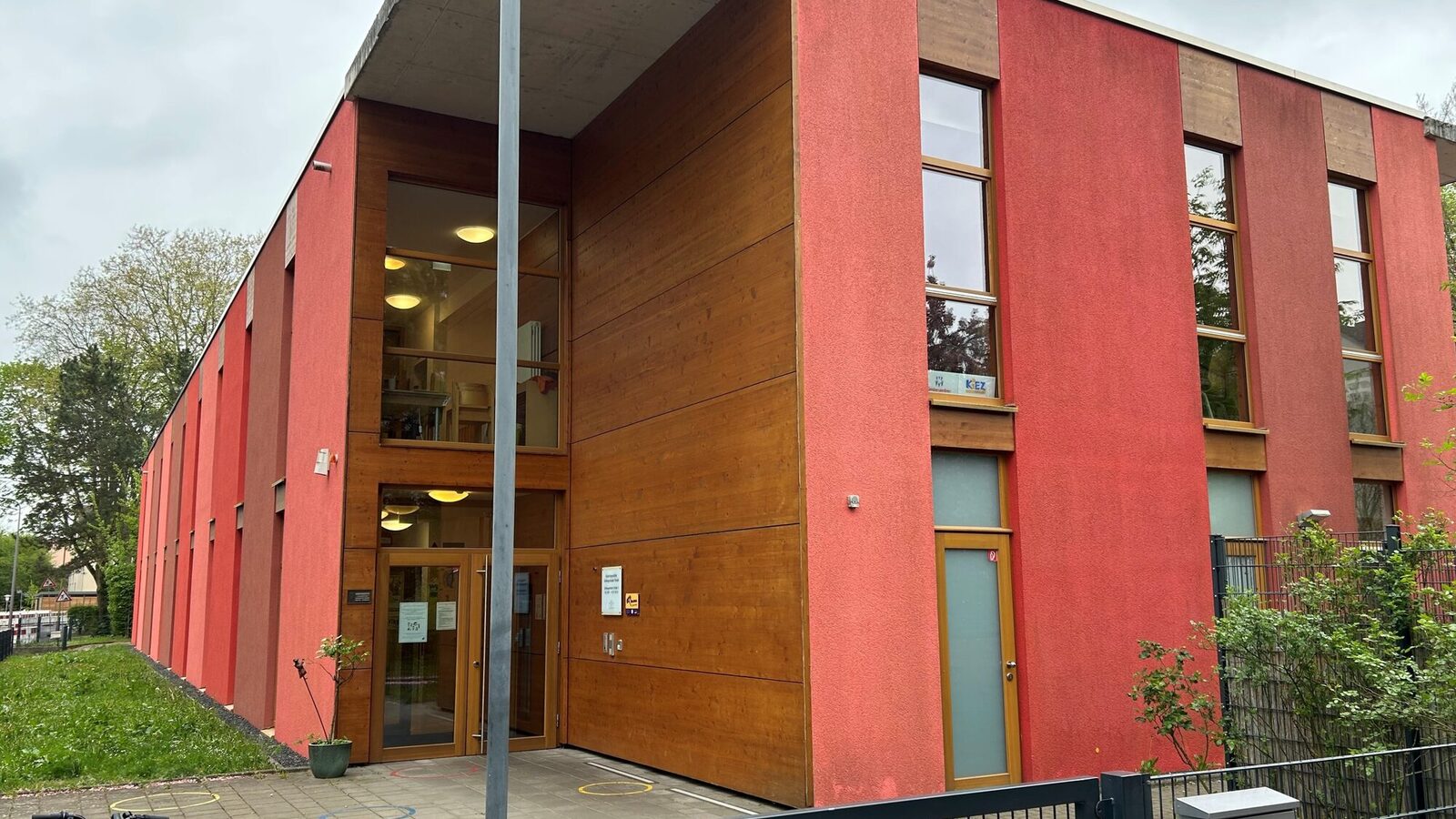 Ein rotes Gebäude mit dem Eingang der Kindertagesstätte