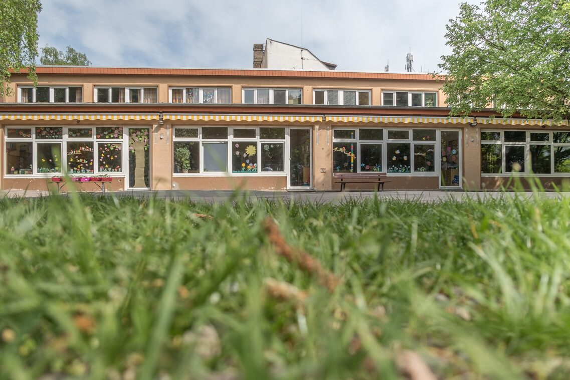 Das Gebäude der Kindertagesstätte im Hintergrund. Davor ist eine Wiese