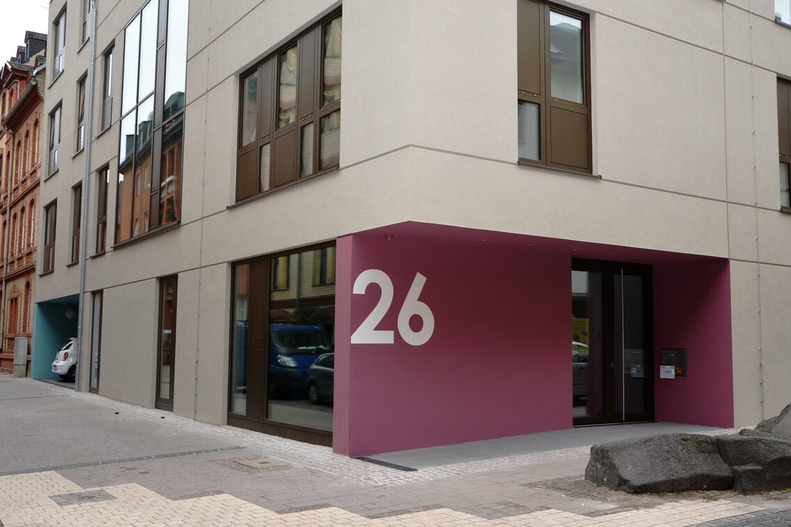 Die Kindertagesstätte ist in einem Eckgebäude in einem modernen Wohnhaus.