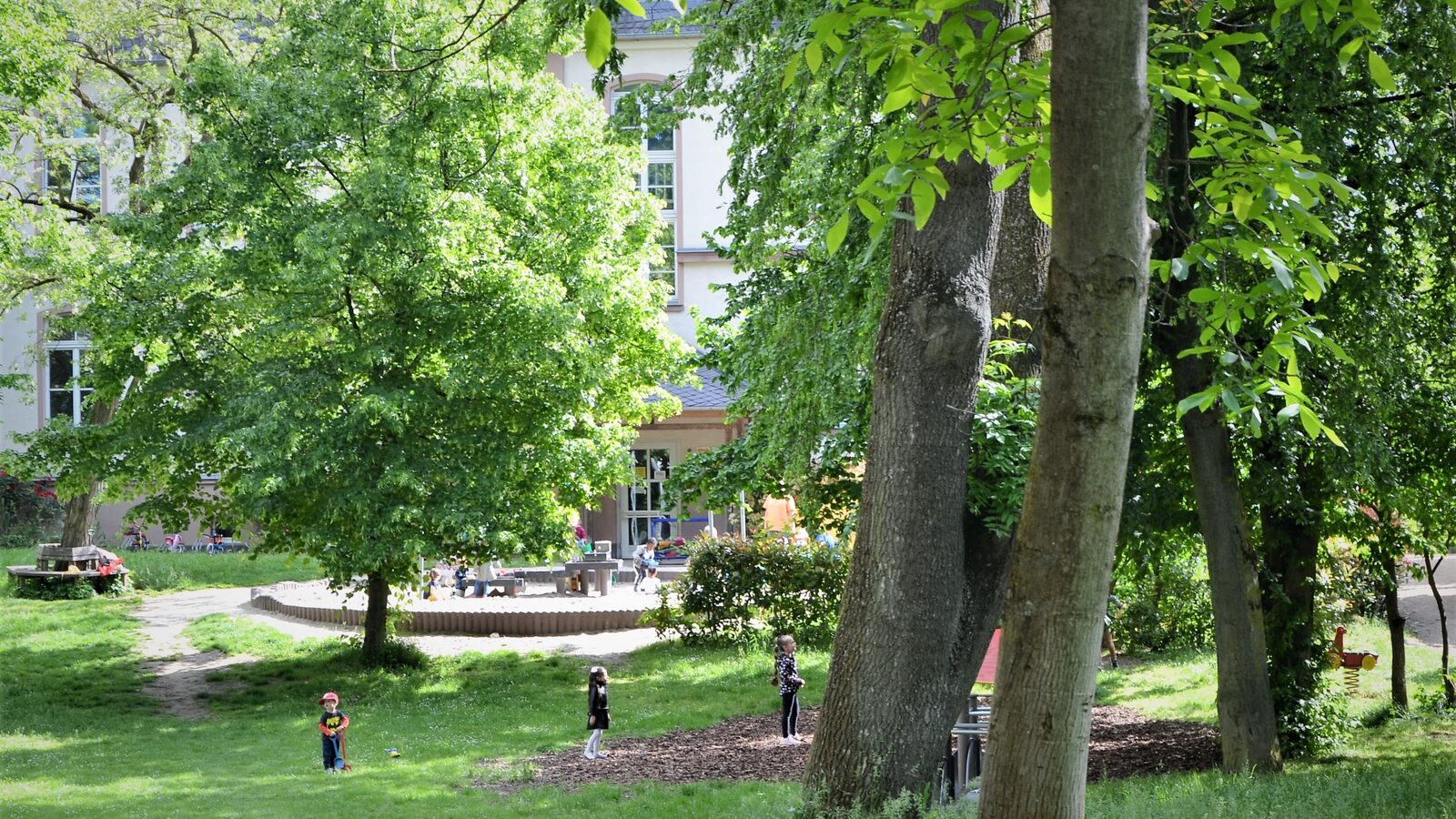 Der Park mit dem Eingang zum Gebäude im Hintergrund