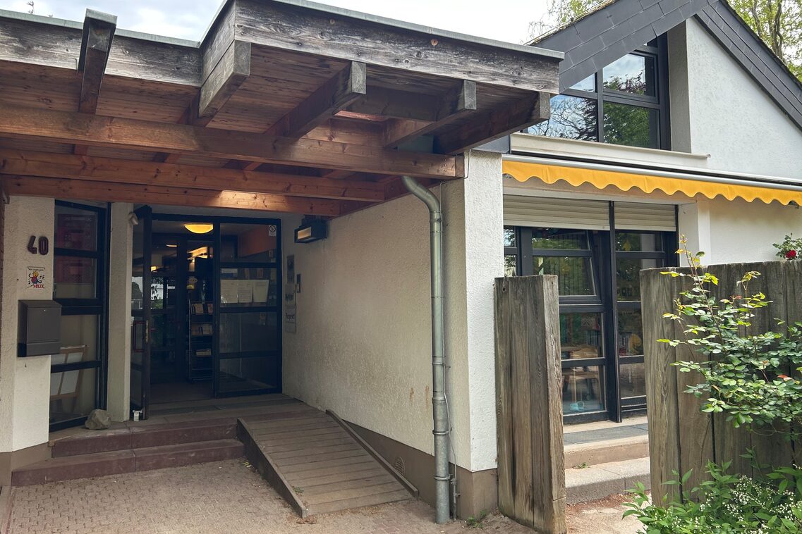 Eingangsbereich der Kindertagesstätte - rechts ist ein Gruppenraum