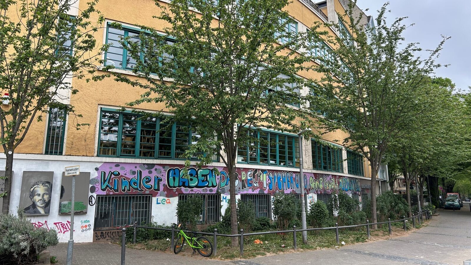 Die Längsseite der Kindertagesstätte, ein Bild von Maria Montessori auf der linken Seite