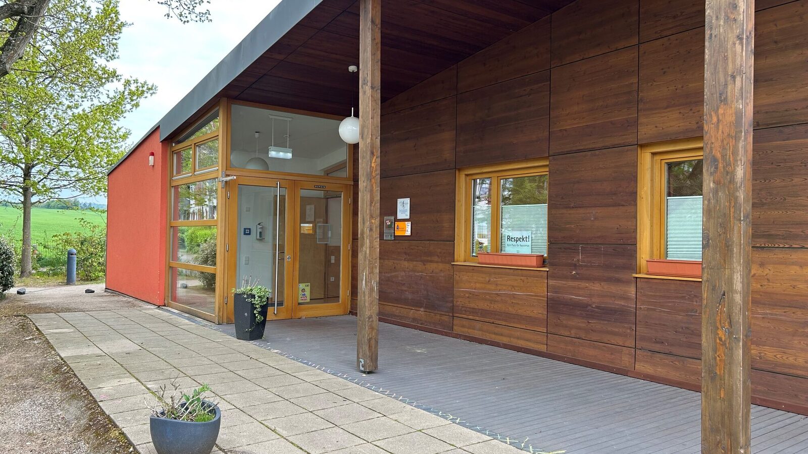 Covered access to the entrance door of the daycare center