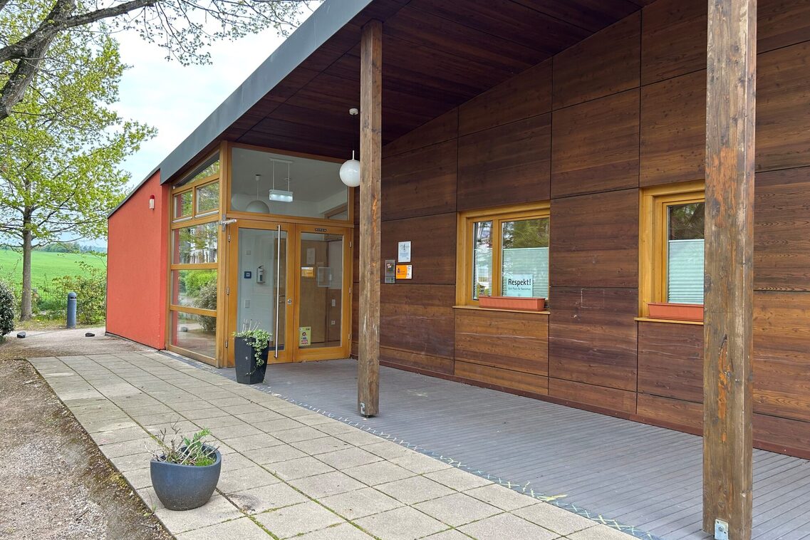 Überdachter Zugang zur Eingangstür der Kindertagesstätte