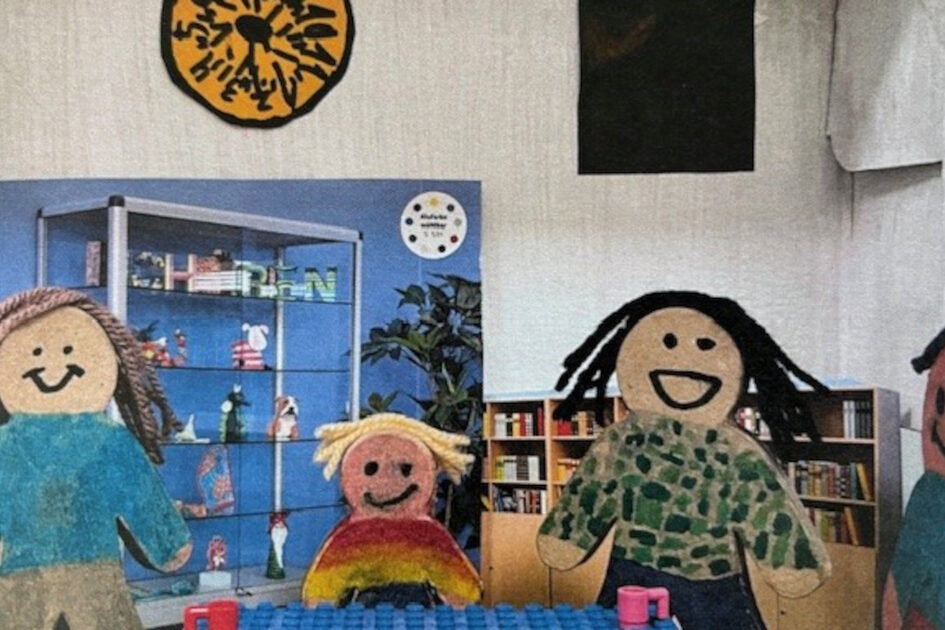 Holzfiguren Mutter, Vater, Kind und Schulsozialarbeiter stehen am Tisch eines Besprechungsraums.