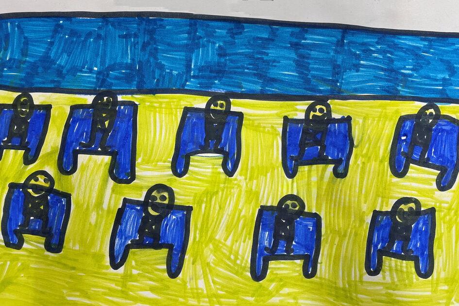 Gemaltes Bild, das einen Klassenraum darstellt. Auf einem hellgrünen Boden stehen neun blaue Tische in zwei Reihen, an denen Kinder sitzen. Im Hintergrund ist eine blaue Wand.