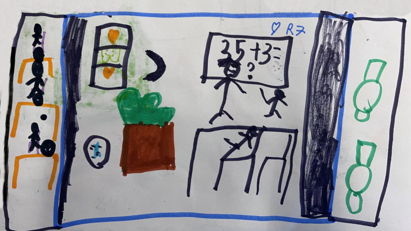 Намальована картина із зображенням класу, в якому вчитель стоїть біля дошки і розв'язує з дитиною математичну задачу. Інша дитина сидить за столом поруч із зеленою рослиною перед вікном.