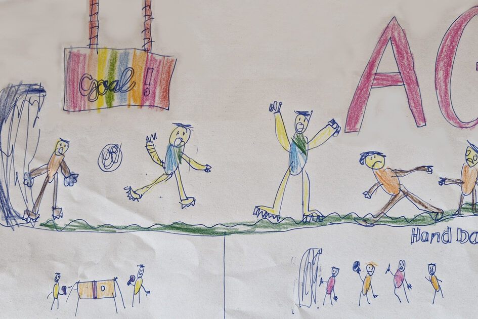 Ein gemaltes Bild, das in drei Bereiche aufgeteilt ist. Oben auf dem Bild sind fünf Kinder abgebildet, die Fußball spielen. Ein Kind schießt mit einem blauen Ball auf ein Tor. Unter dem Fußballbild ist auf der linken Seite eine gelbe Tischtennisplatte mit zwei spielenden Kinder, die auch gelb angezogen sind. Rechts daneben spielen vier Kinder Handball, die Mannschaften sind in pink und gelb gekleidet. Auf dem oberen Teil des gesamten Bildes steht groß in roten Buchstaben "AG" und links daneben uber dem Fußballtor ein Schild mit "Goal" drauf.