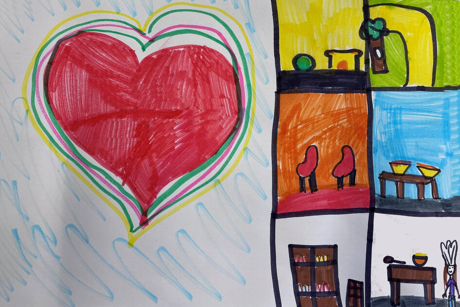 Ein gemaltes Bild. Auf der rechten Seite ist ein großes, rotes Herz, das mit grünen, pinken und gelben Farben umrandet ist. Rechts daneben sind sechs gleichgroße Quadrate, in die verschiedene Situationen dargestellt werden. in den unteren beiden Quadraten ist rechts eine Köchin, die neben einem Tisch mit einer roten Schüssel steht. Links daneben im Quadrat steht ein braunes Bücherregal mit bunten Büchern. Obendrüber im Quadrat ein roter Boden, auf dem zwei rote Stühle vor einer orangenen Wand stehen. Rechts daneben im Quadrat steht ein brauner Tisch mit zwei gelben Schüsseln vor einer blauen Wand. Darüber im Quadrat eine grüne Wiese auf der ein gelber Weg mit einem Baum entlangläuft. Links daneben im Quadrat ein gelber Himmel und auf dem schwarzen Boden liegt ein grüner Ball vor einem Tor.