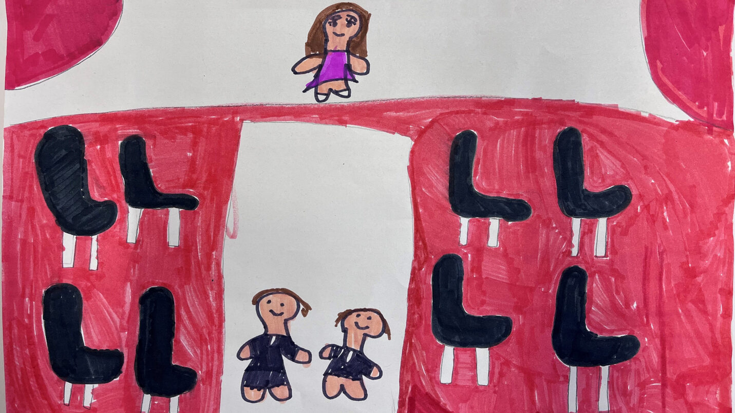 Gemaltes Bild auf dem zwei braunhaarige, schwarzgekleidete Kinder vorne in der Mitte eines weißen Gangs stehen. Rechts und links auf dem roten Boden stehen jeweils vier Stühle. Am oberen Rand des Bildes steht eine braunhaarige Schulsozialarbeiterin mit einem pinken Kleid und wartet auf die Kinder.