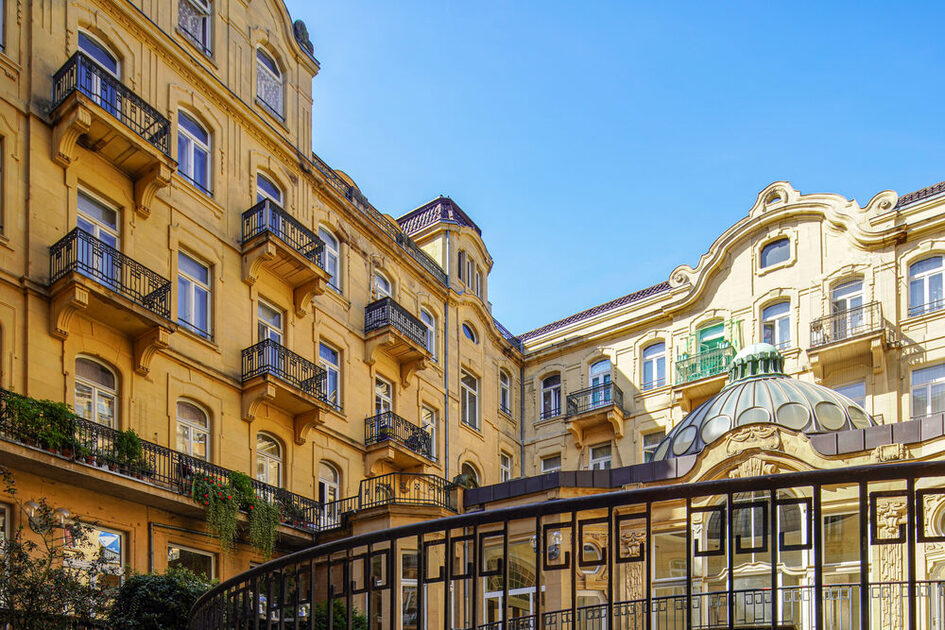 Innenhof Palasthotel - Fassadenansicht des denkmalgeschützten Art-Déco-Gebäudes