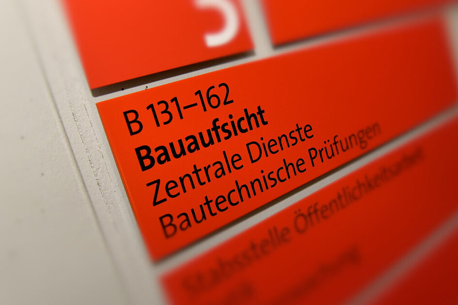 Adressschild in Orange der Bauaufsicht - Zentrale Dienste