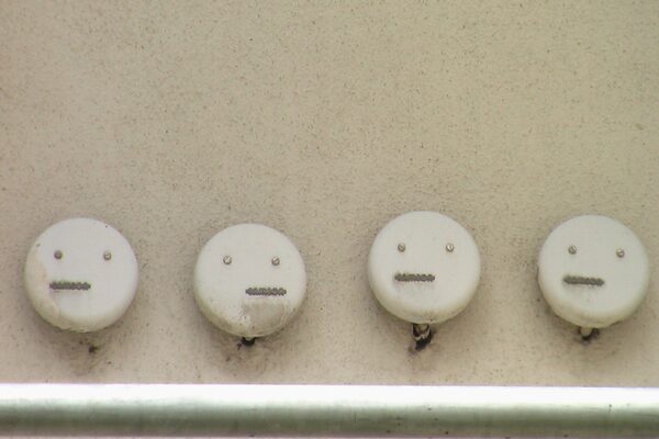 Dosen / Abdeckung Elektrokabel in der Wand