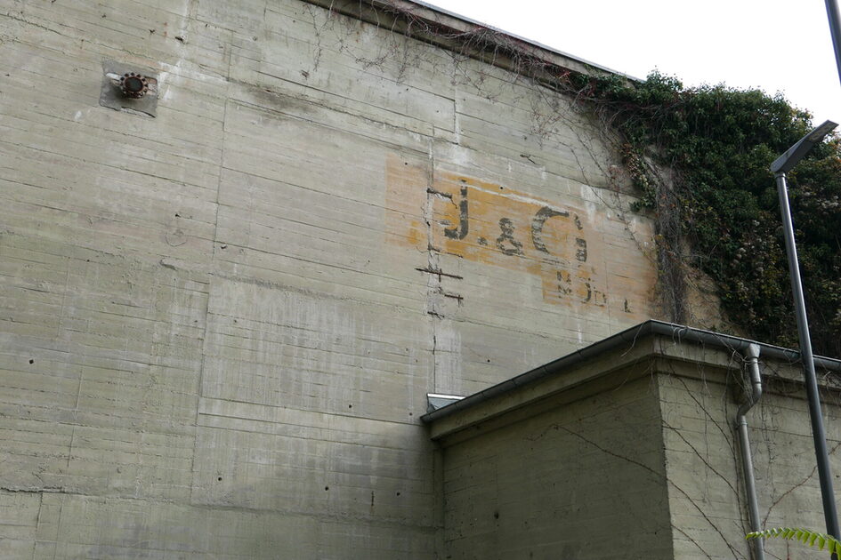 Außenansicht Sichtbetonfassade Hochbunker Friedlich-Ebert-Allee in Wiesbaden