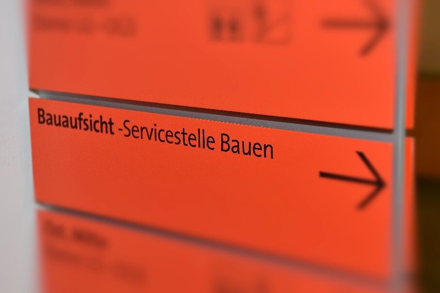 Adressschild in Orange der Bauaufsicht - Servicestelle Bauen